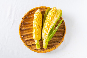 よく熟れた美味しそうなトウモロコシ
