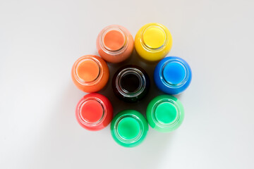 絵の具を溶かす水を入れるカラフルなガラス瓶