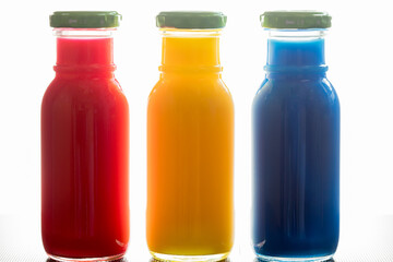 絵の具を溶かす水を入れるカラフルなガラス瓶