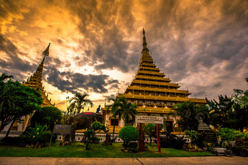 Background of the major tourist attractions in Khon Kaen (Phra Mahathat Kaen Nakhon) is a large pagoda with 9 floors, Thai tourists and foreigners come to see the beauty and travel in Thailand always.