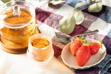 北海道産いちご「やよいひめ」と東方美人（台湾茶）でティータイム
