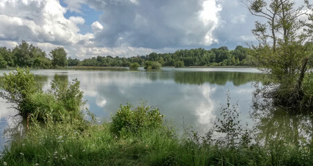 Long. Etang sous ciel couvert.  Somme. Picardie. Hauts-de-France