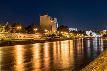 Ni&scaron;ava river at night