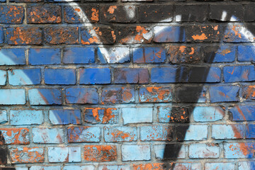 Mur z kolorowych cegieł