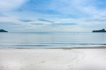 Fototapeta na wymiar Sea beach and blue sky background in bay Thailand.