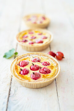 Kleine Tarteletts mit Stachelbeeren und s&uuml;&szlig;er Ziegencreme