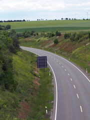  Leere kurvige Landstraße