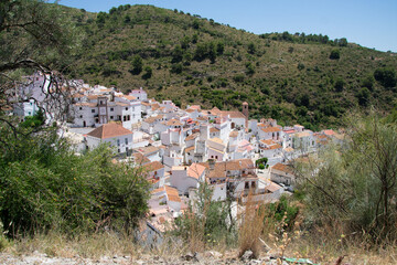 Fototapeta na wymiar white village in the mountains of axarquia, in the province of malaga, spain