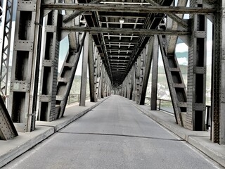 Doppelbrücke Auto - Bahn