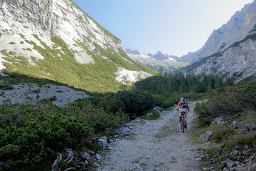 Fototapeta na wymiar mit dem Fahrrad im Karwendelgebirge