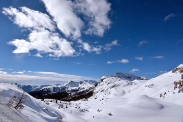 Fototapeta na wymiar vista sulle Dolomiti dal Passo Falzarego