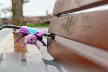 Obraz premium Small child's toy lost on a park bench (symbol for loss of a child, trauma, sadness)