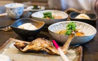 repas japonais typique et traditionnel, composé de riz, de poisson et de légumes, servi dans un gîte à côté de la rivière Azusa
