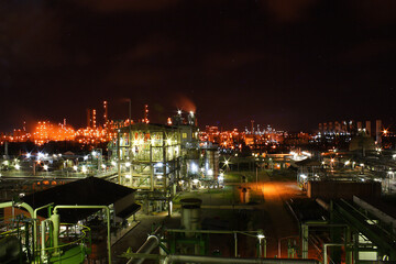 Fototapeta na wymiar The light of a petrochemical factory that is normally produced on nights with full stars.
