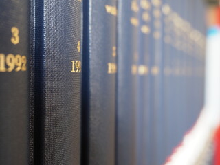 Bücher in Reihe sortiert in einer Bibliothek