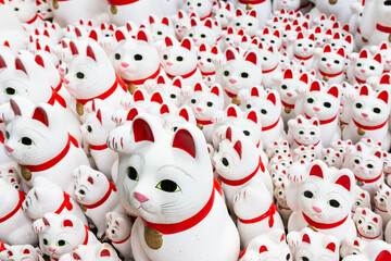 multitude de chats Maneki-neko regardant à gauche au temple japonais Gotokuji de Tokyo