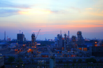 Obraz premium The light of a petrochemical factory that is normally produced on nights with full stars.