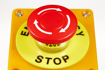 Roter Taster in einem gelben Gehäuse mit der Aufschrift EMERGENCY STOP.