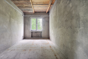 Obraz premium Empty living room in a country house without repair