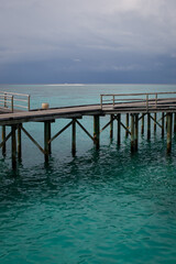 Obraz premium Maldivian jetty seen from turquoise ocean