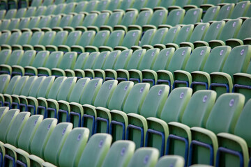 leere Sitzreihen in eine Arena 