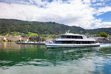 Fototapeta na wymiar Rundfahrtschiff im Hafen von Bregenz am Bodensee