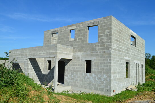 Maison contemporaine en construction.	