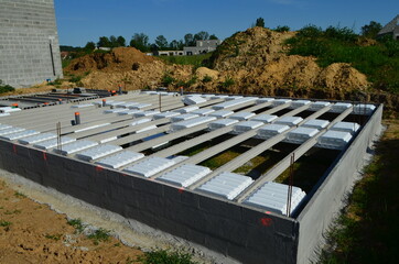 Fondation d'une maison en construction.	