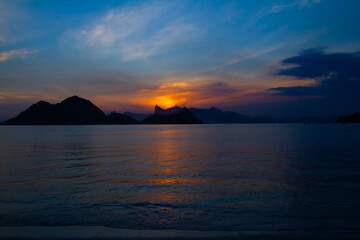 Fototapeta premium nature, silhouette, sunset, mountains, sky, mountain, landscape, sunrise, sun, clouds, orange, dusk, red, evening, dawn, cloud, morning, light, sundown, 