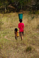 shore mother with bucket of water
in the head, poor children running ahead unfocused