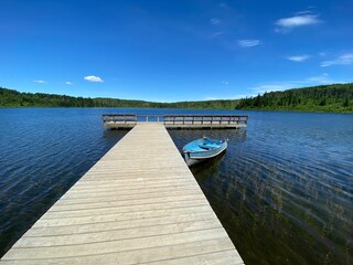Naklejka premium wooden pier on the lake