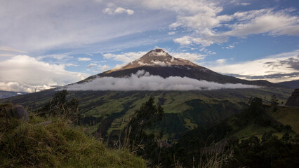 The Tungurahua volcano takes off his hat of clouds (Ecuador)