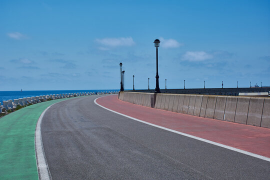 carretera para deportistas verde para peatones y roja para patinadores y ciclistas 