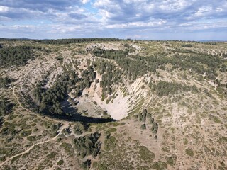 Dolinas en embudo que suelen formarse en roca calcárea y entorno karst