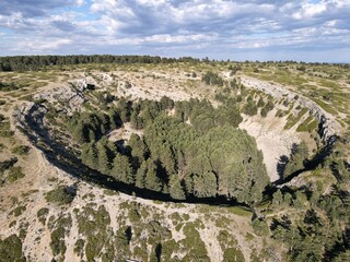 Dolinas en embudo que suelen formarse en roca calcárea y entorno karst