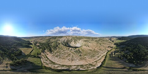 Dolinas en embudo que suelen formarse en roca calcárea y entorno karst