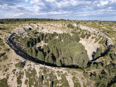 Dolinas en embudo que suelen formarse en roca calc&aacute;rea y entorno karst