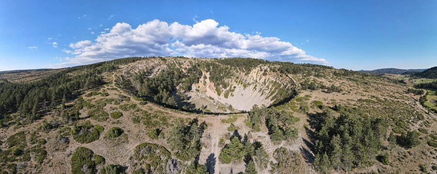 Dolinas en embudo que suelen formarse en roca calc&aacute;rea y entorno karst