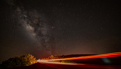 Vía Láctea y el rastro de las luces de un coche.  © MARIANDOB