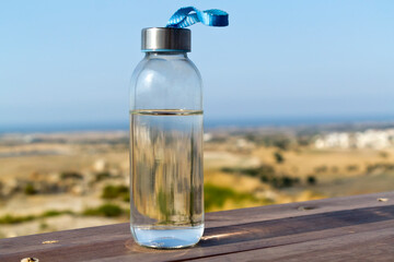 Obraz premium Bottle of water on picnic table