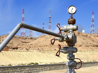 Fototapeta na wymiar Ölleitung mit Druckmesser mit Strommasten im Hintergrund