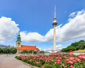 Obraz premium Alexanderplatz Berlin mit Fernsehturm und Marienkirche