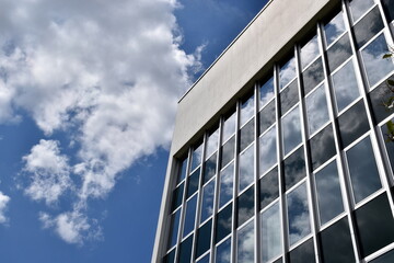 Wolken spiegeln sich in einem B&uuml;rogeb&auml;ude in Basel