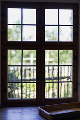 Fensteraussicht aus einem alten Landhaus, Fotografie von innen.