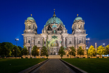 Obraz premium empty berlin cathedral at night