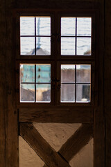 Fototapeta premium Fensteraussicht aus einem alten Landhaus, Fotografie von innen.