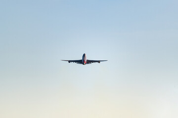 飛び立つジャンボ機