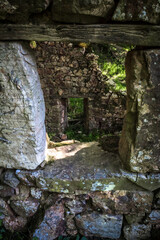 Ventana de una vieja cabaña ganadera que ha sido víctima del abandono.