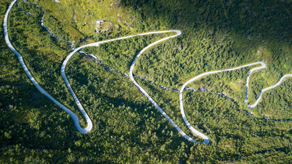 Route de montagne vue du ciel