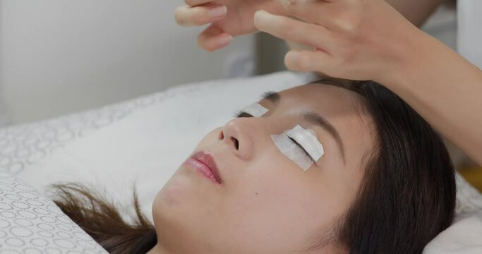 Woman perm her eyelash at beauty salon